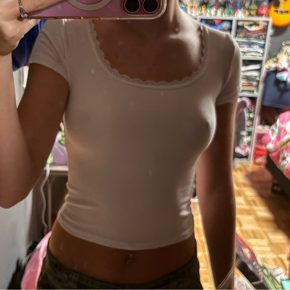 Chic White Scalloped Crop Top